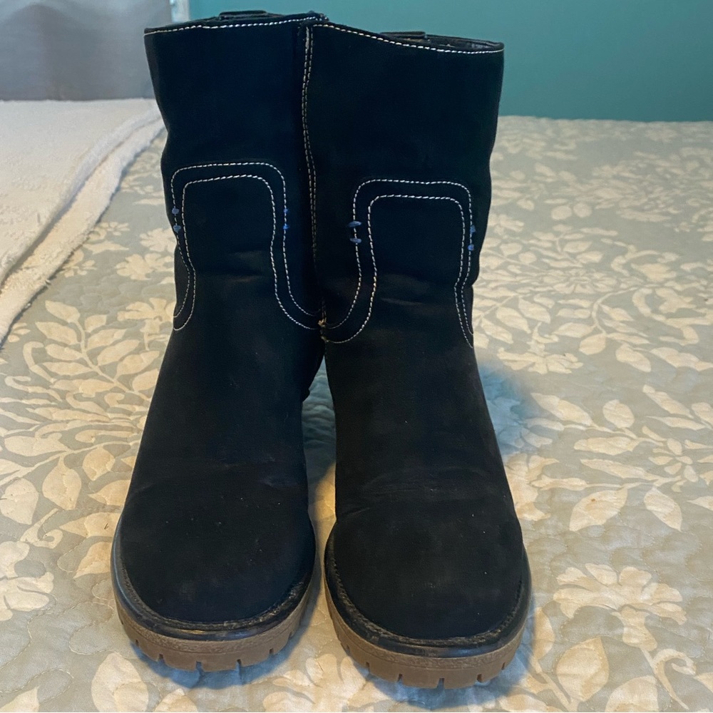 Khombu Black Suede Boots w White and Blue Stitching, Good Consition